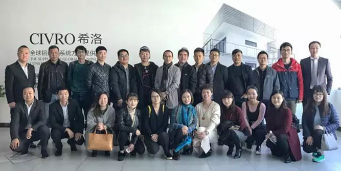 常州經(jīng)銷商攜當(dāng)?shù)刂已b設(shè)計師參觀考察希洛系統(tǒng)門窗總部