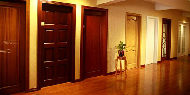 商家銷售現(xiàn)欺詐行為 實(shí)木復(fù)合門中間竟是蜂窩紙