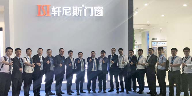 新國貨擔(dān)當(dāng)，匠心騰飛：BIHD·2018北京國際建博會首日，軒尼斯門窗品牌榮耀再現(xiàn)