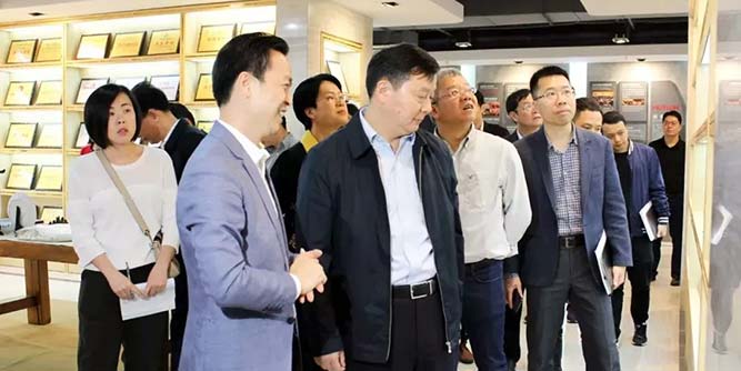 佛山市朱偉市長率調研組來匯泰龍調研走訪！并對匯泰龍表示支持！