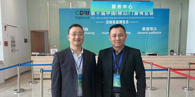 馬來西亞柔佛州峇株巴轄家具同業公會會長林喜長蒞臨第十屆中國（佛山）門窗博覽會參觀指導